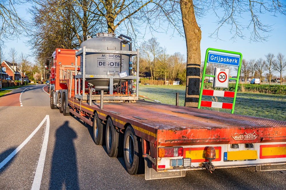 Fietser overleden nadat vrachtwagen lading verliest