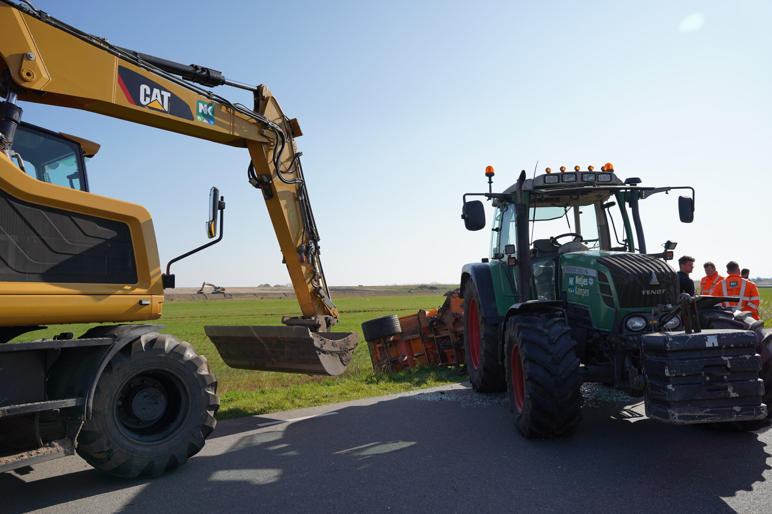Trekker met aanhanger belandt in sloot, bestuurder gewond afgevoerd