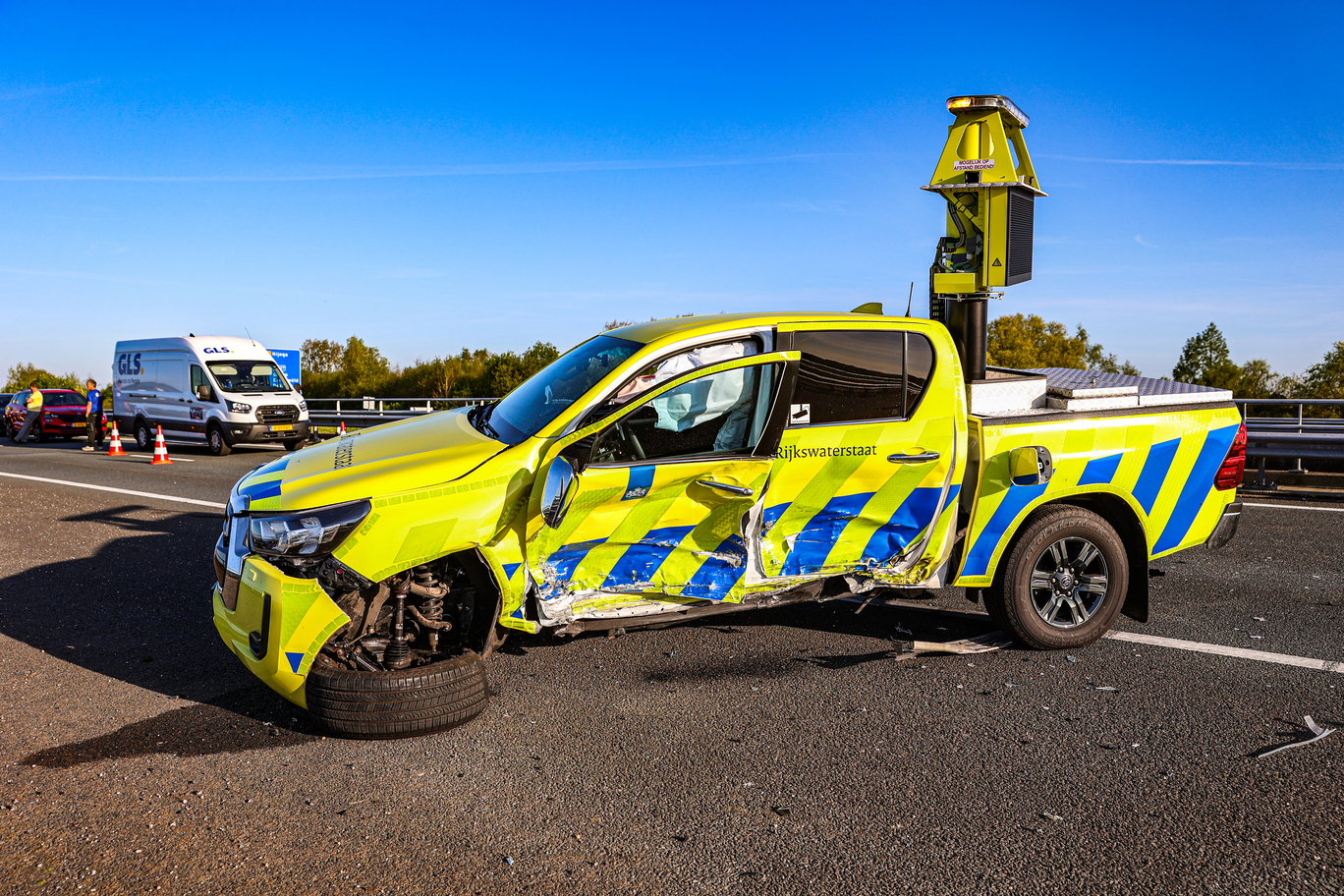 Auto van weginspecteur Rijkswaterstaat aangereden