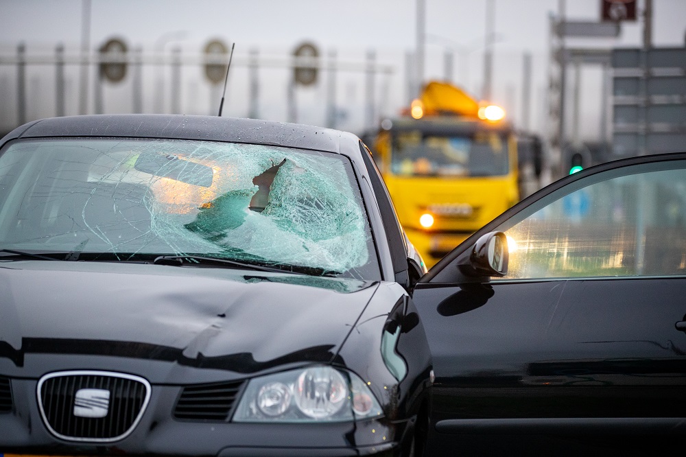 Voetganger geschept door auto, slachtoffer met spoed naar ziekenhuis
