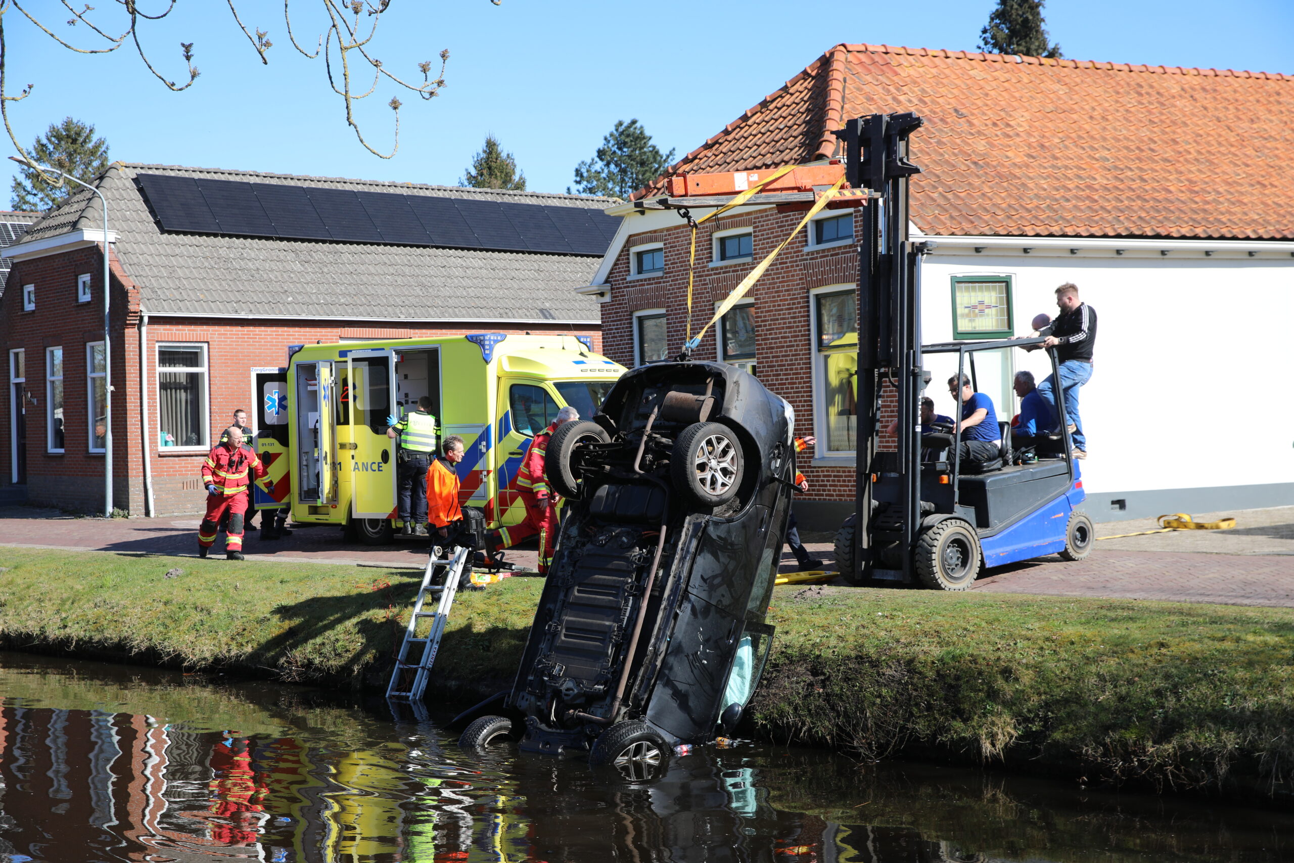 Man (70) overlijdt na auto te water raakt en ondersteboven belandt