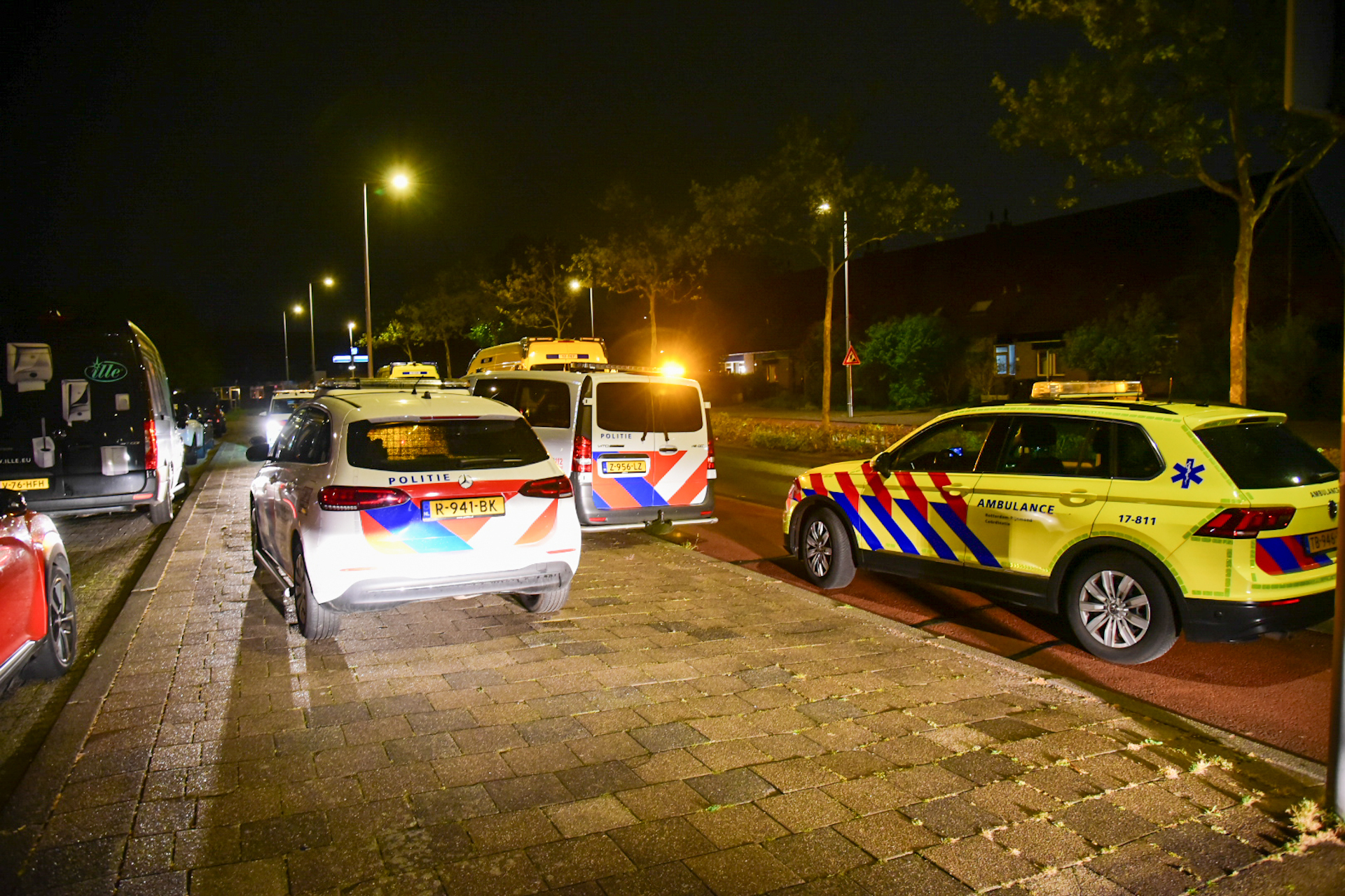 Meerdere gewonden bij steekpartij vluchtelingen opvang Langs de baan in Hoogvliet Rotterdam - 112 Nederland