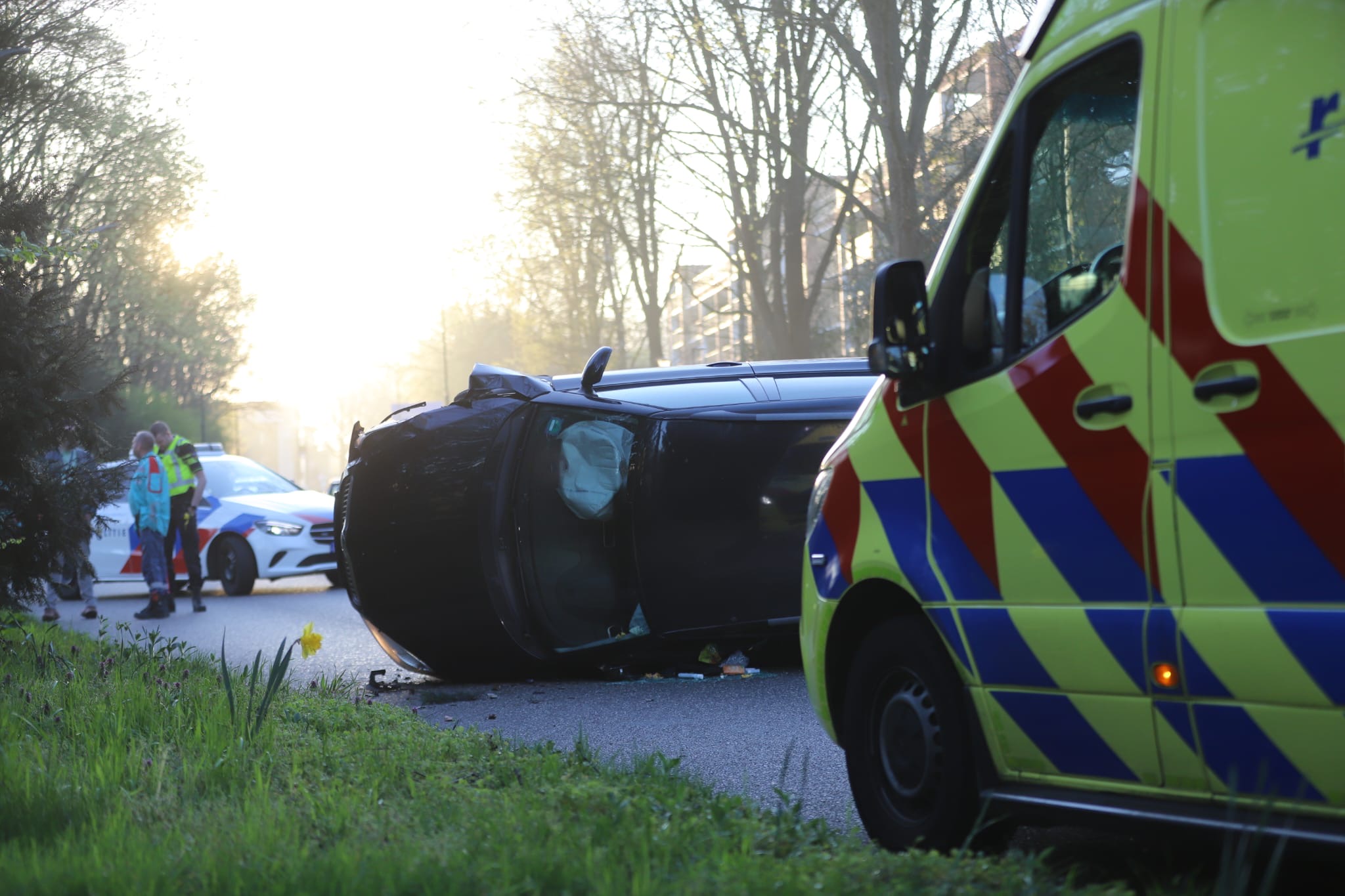Auto belandt op z’n kant na ongeval, bestuurder gewond