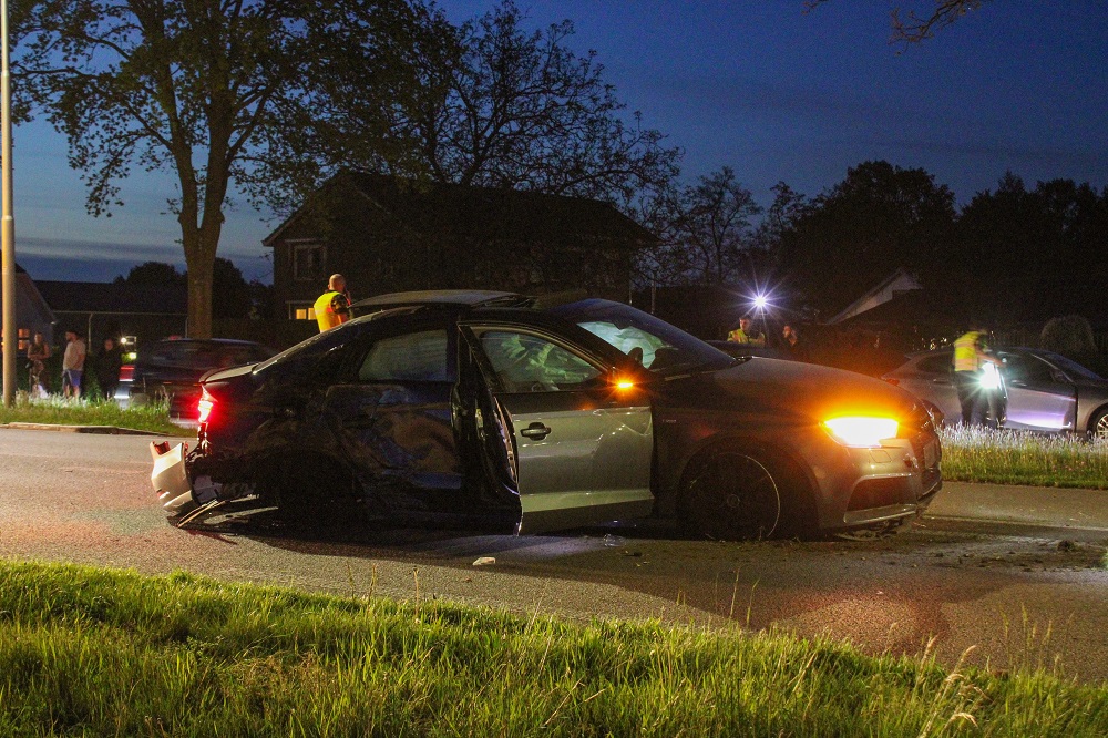 Auto crasht tegen boom en lantaarnpaal