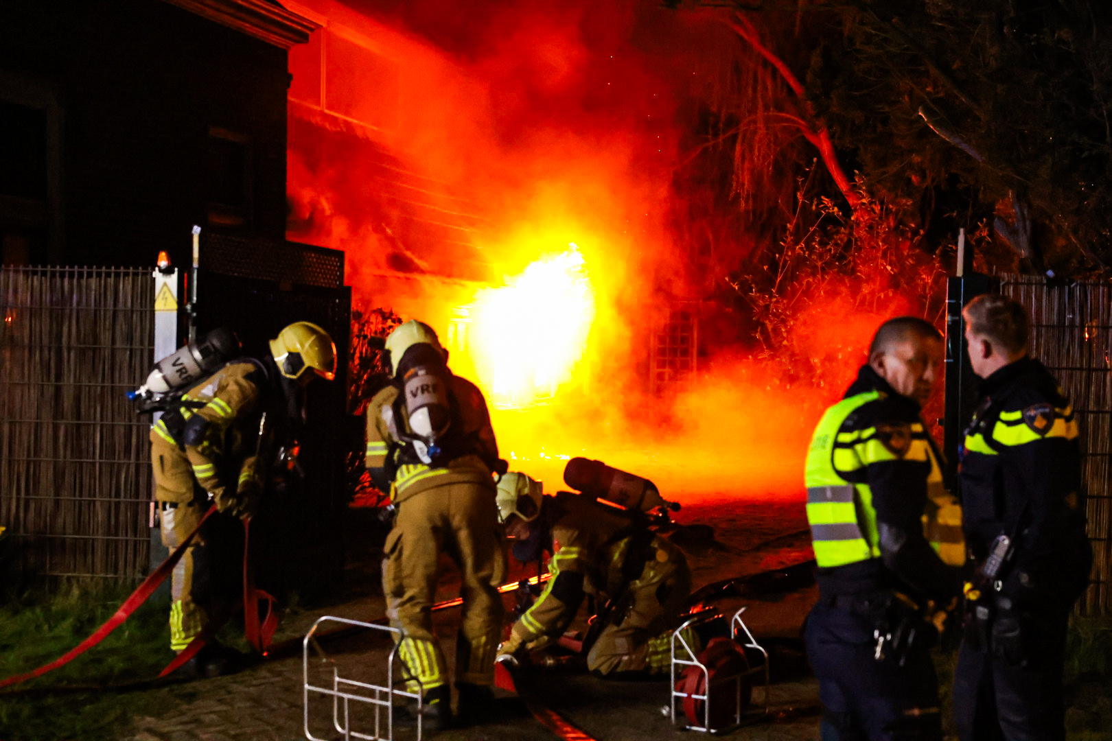 Uitslaande brand verwoest woning, oorzaak onbekend