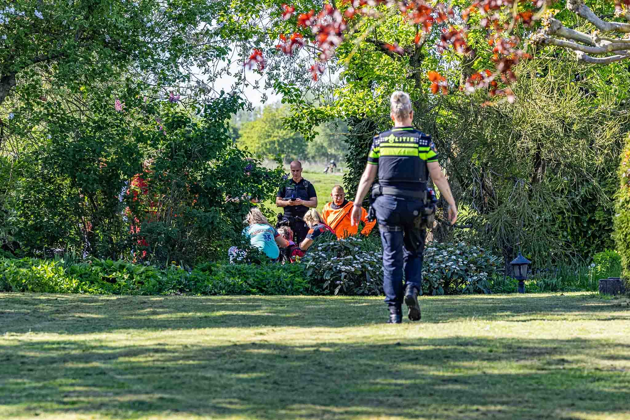 Persoon gewond na ongeval met zitmaaier in sloot