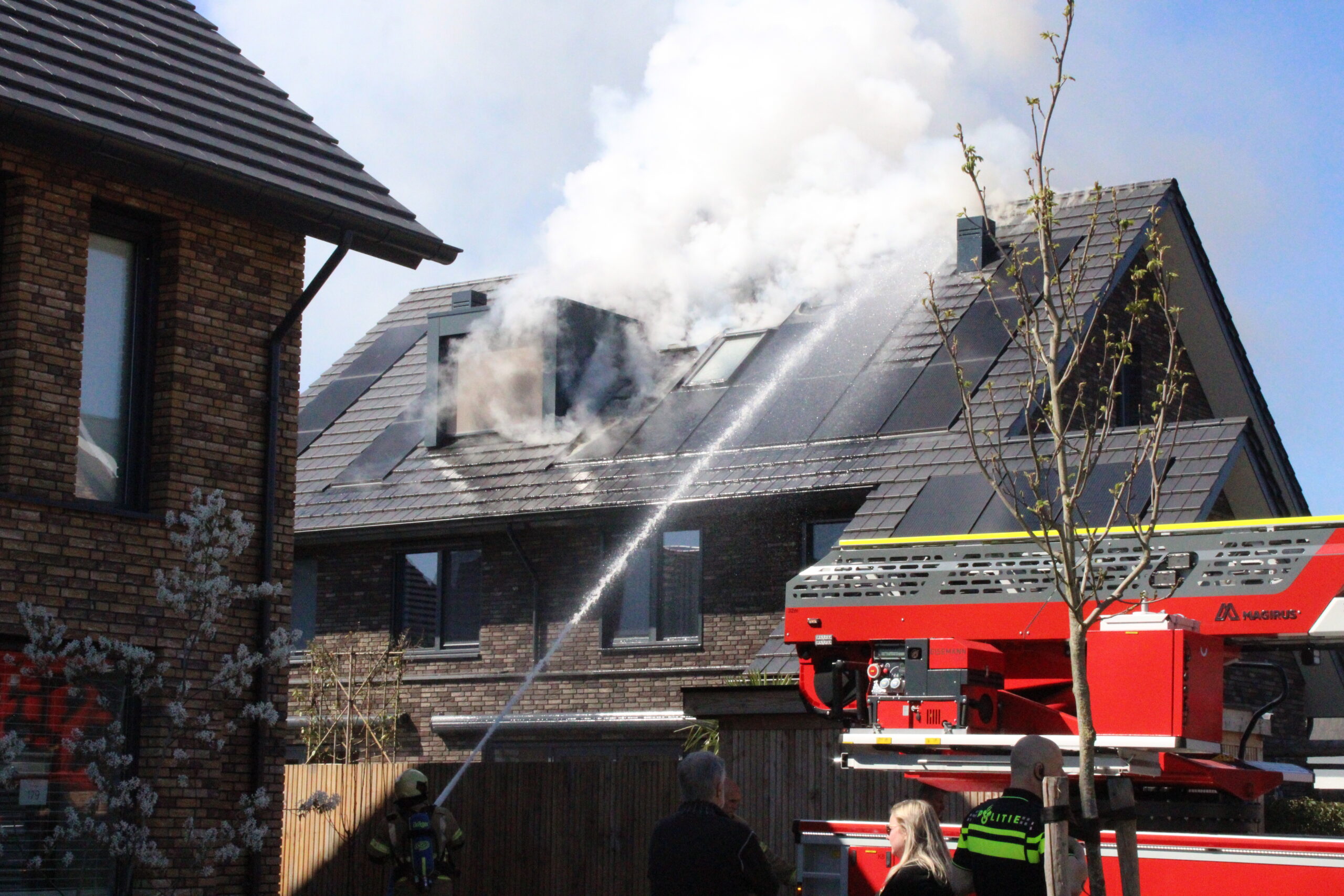 Zonnepanelen springen door hitte bij uitslaande dakbrand, woning zwaar beschadigd