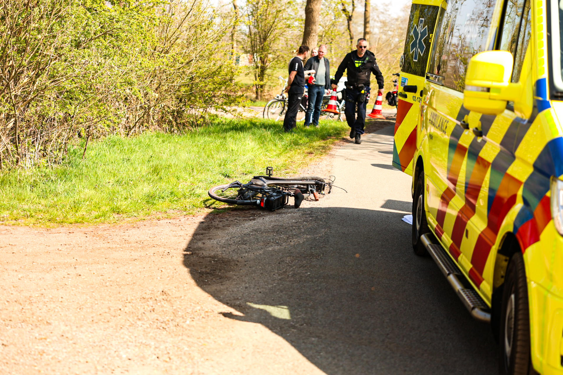 Fiets breekt doormidden bij aanrijding, traumahelikopter ingezet