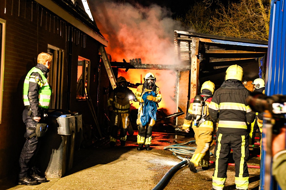 Felle brand verwoest schuur achter woning, konijn gered
