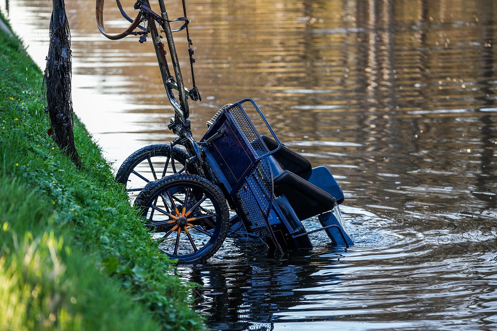 Paard en menwagen te water, dier overleden