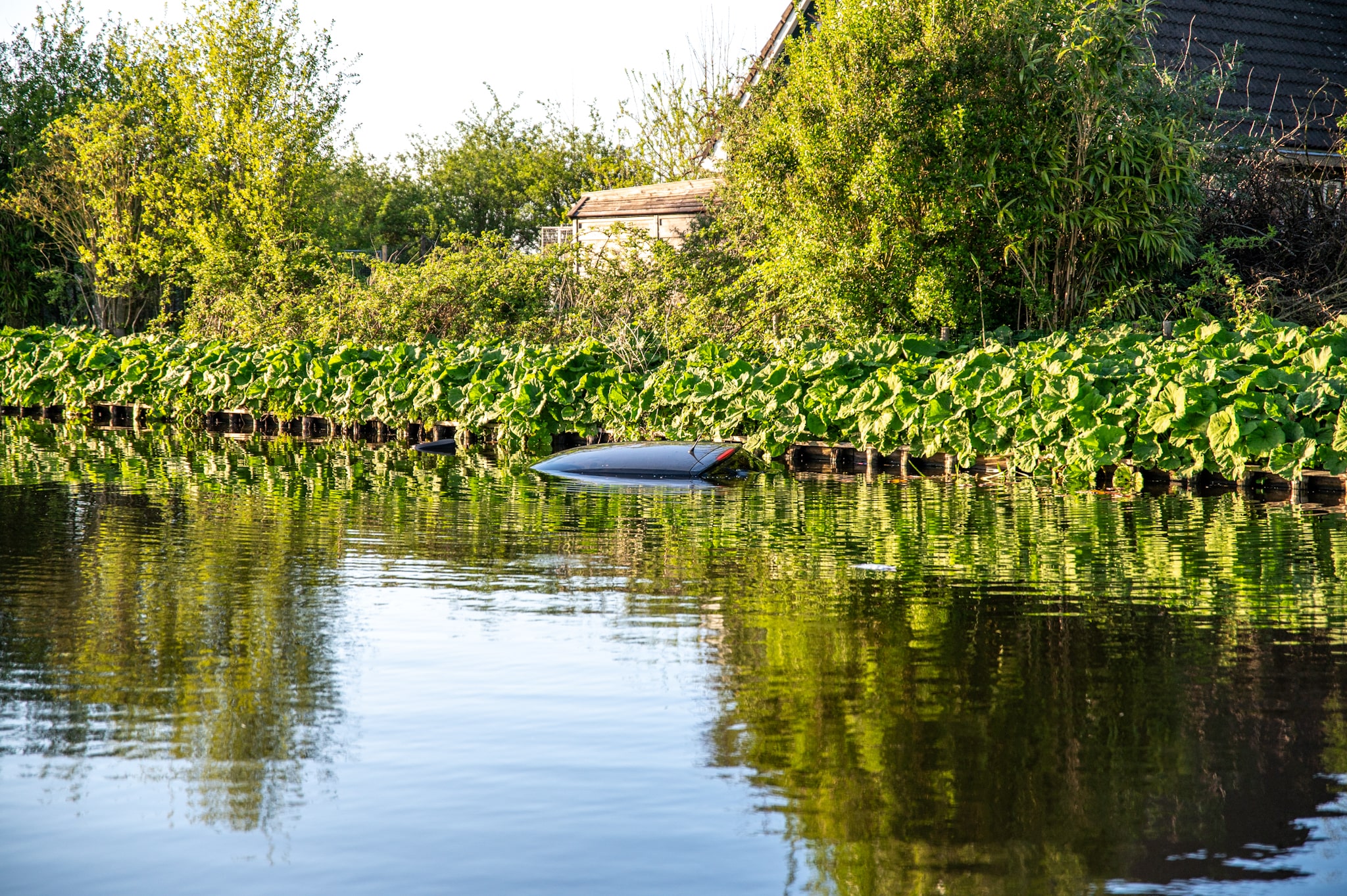 Auto vliegt uit de bocht en rijdt water in