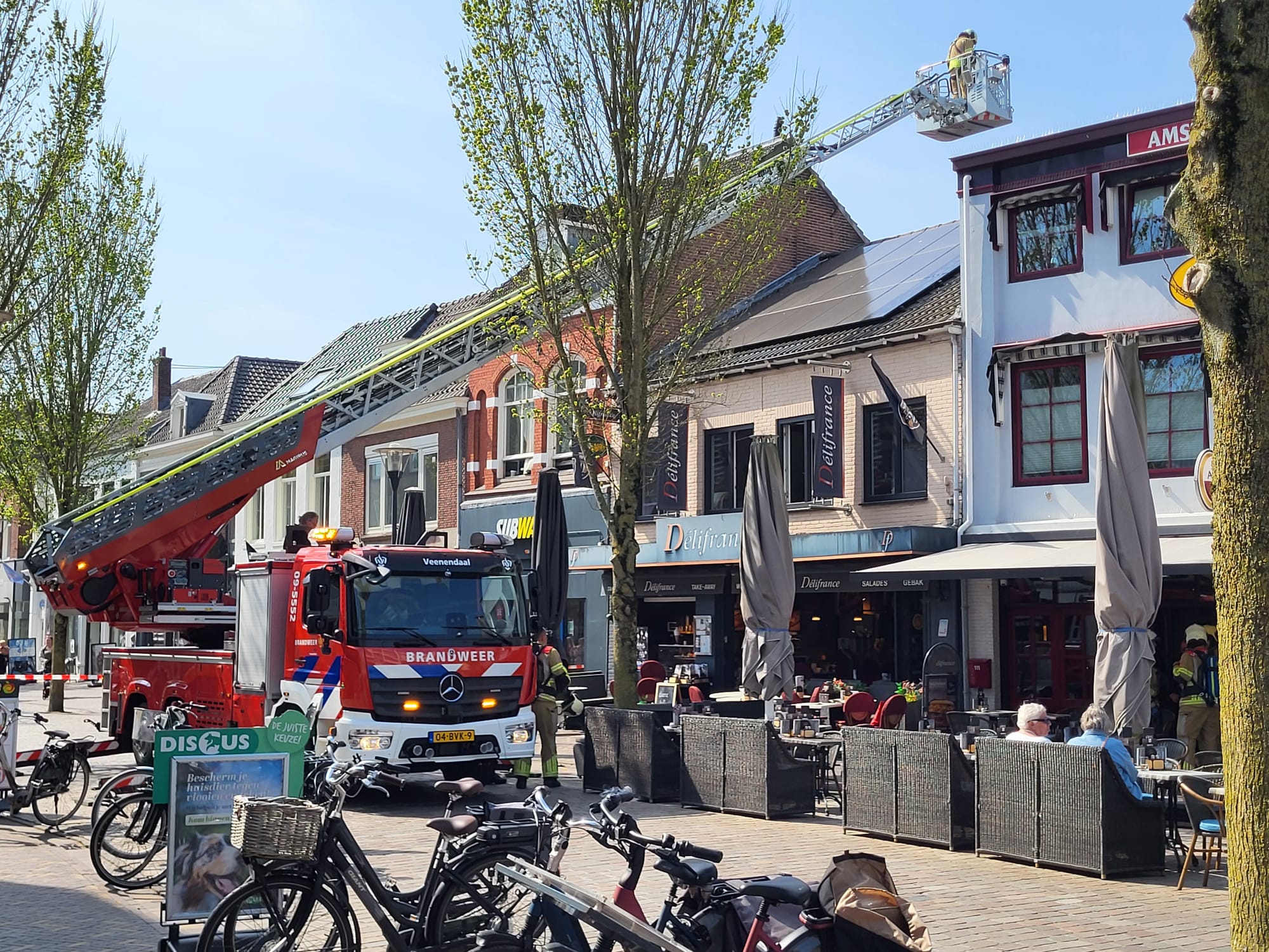Dakbrand bij restaurant in binnenstad zorgt voor ontruiming en afgesloten straat