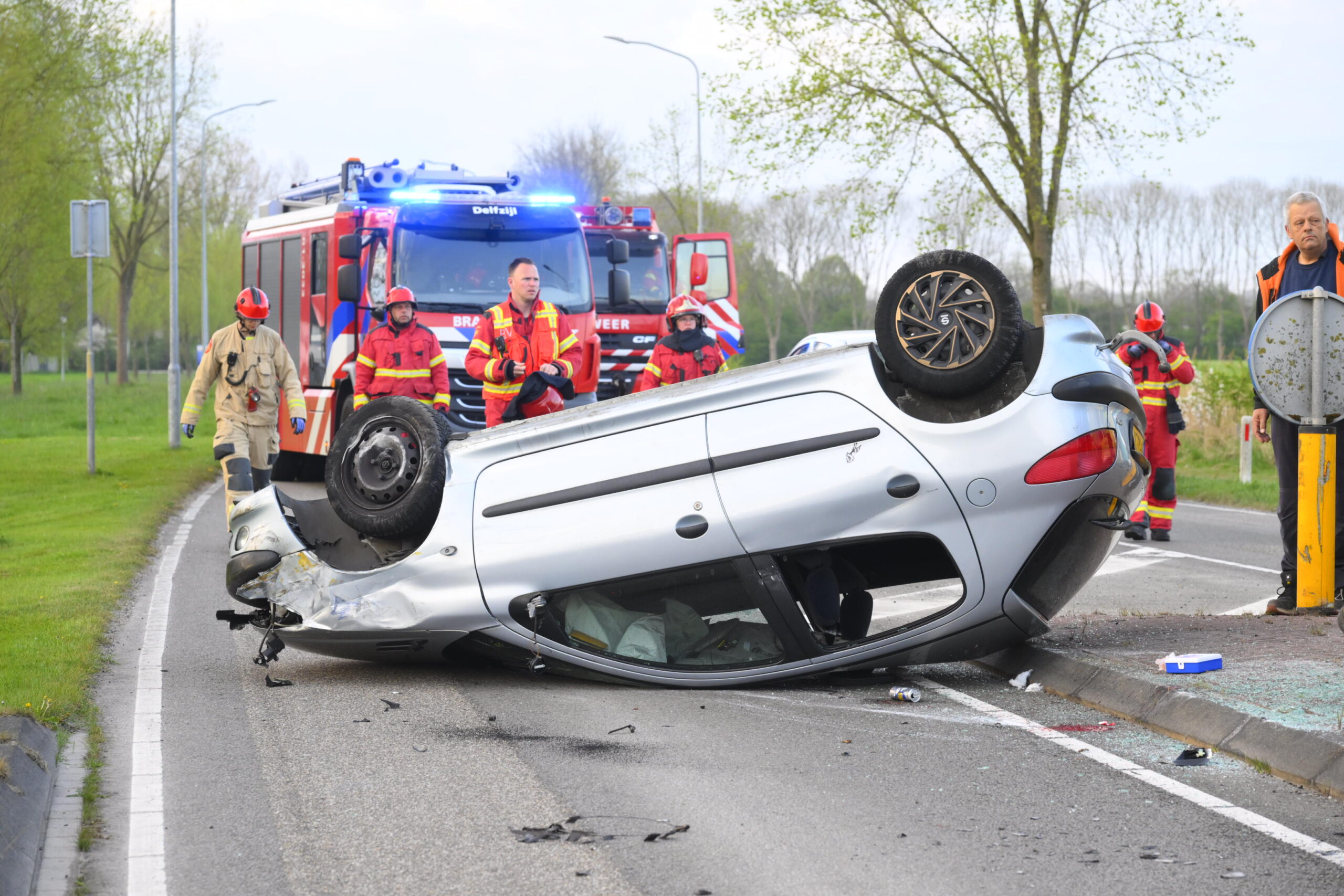 Auto op z’n kop door ongeval, bestuurder gewond naar ziekenhuis