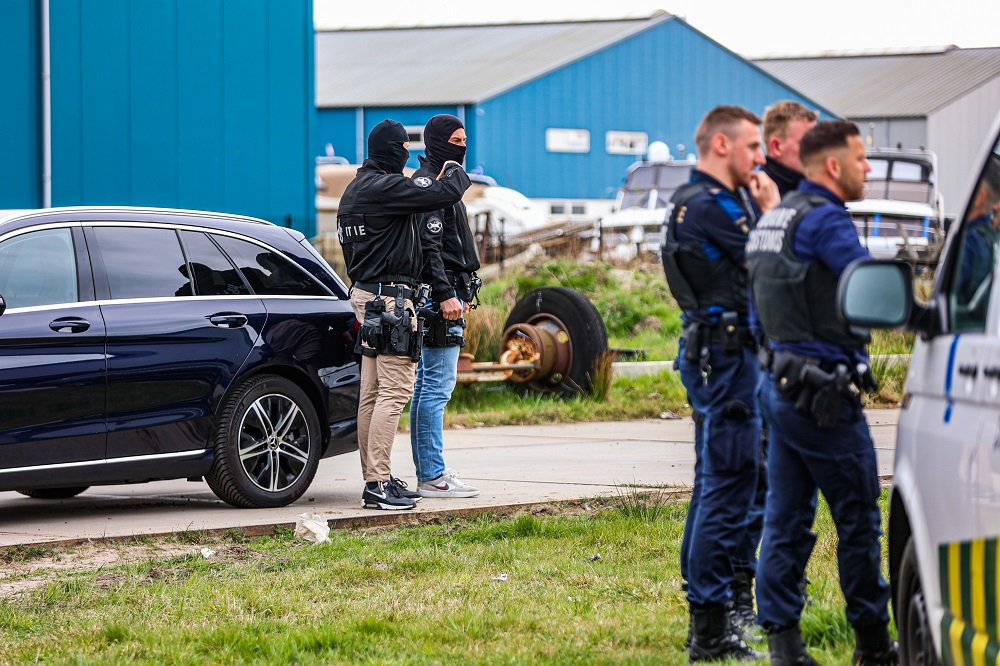 Drugslab aangetroffen bij inval in loods, meerdere aanhoudingen
