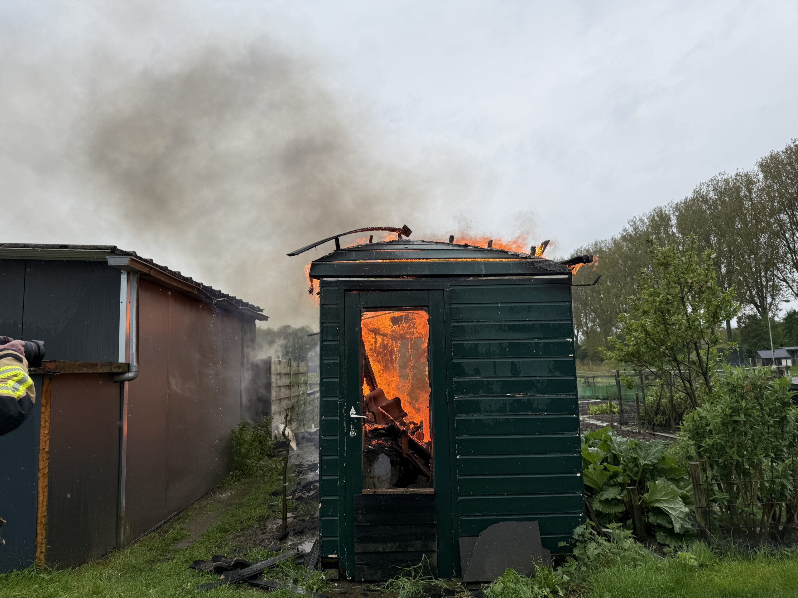 Brand in schuur op tuinbouwcomplex zorgt voor flinke rookontwikkeling