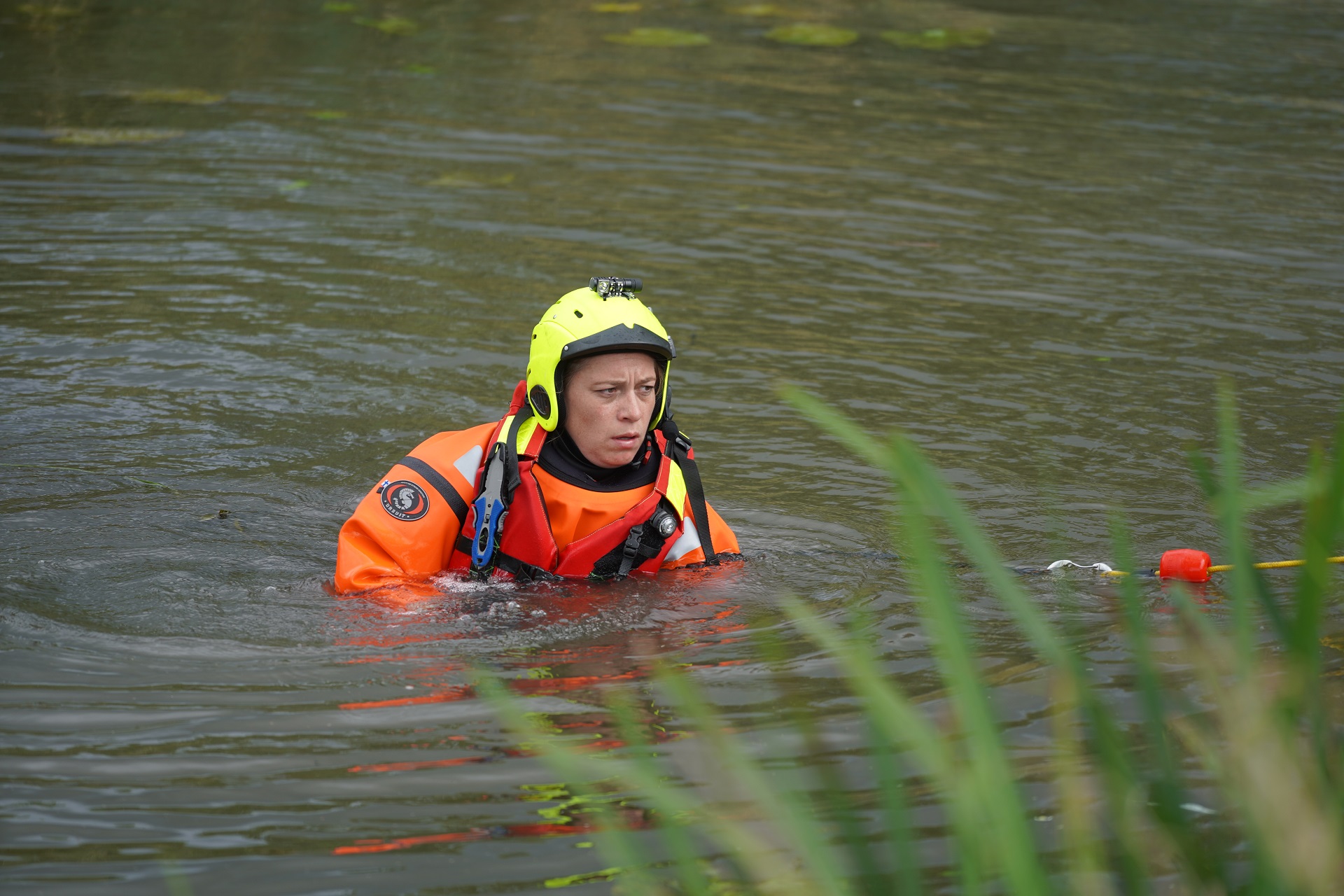 Wielrenners redden 89-jarige vrouw uit te water geraakte auto