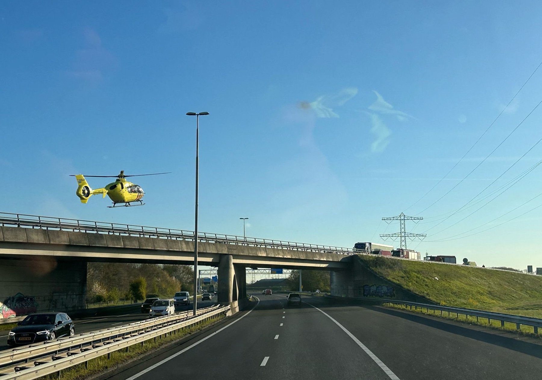 Traumahelikopter geland na ernstig ongeval, snelweg dicht