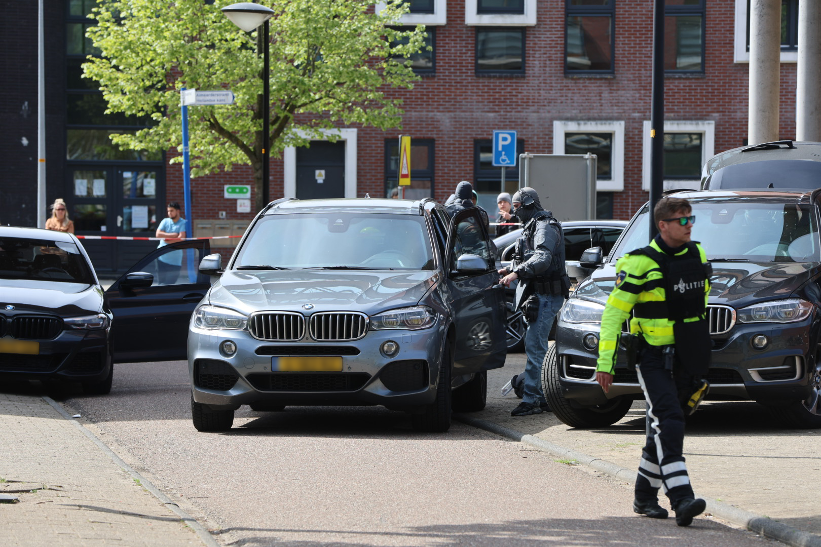 Arrestatieteam doet inval in woning, één persoon aangehouden