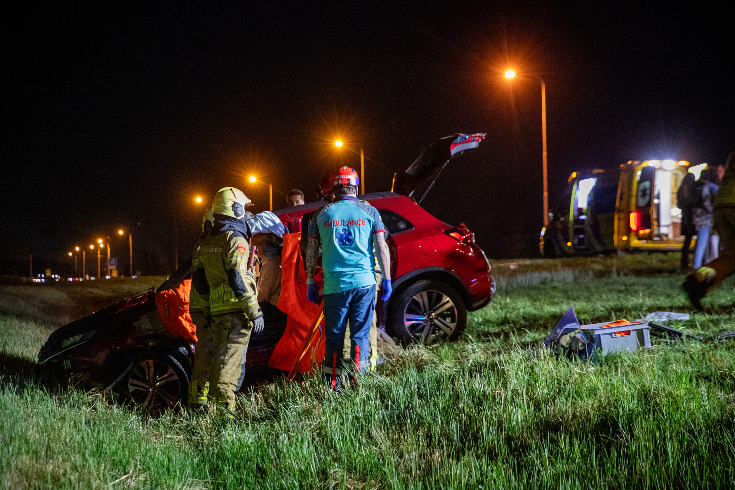 Vijf gewonden bij frontale botsing op oprit: auto vol geraakt door bestelbus