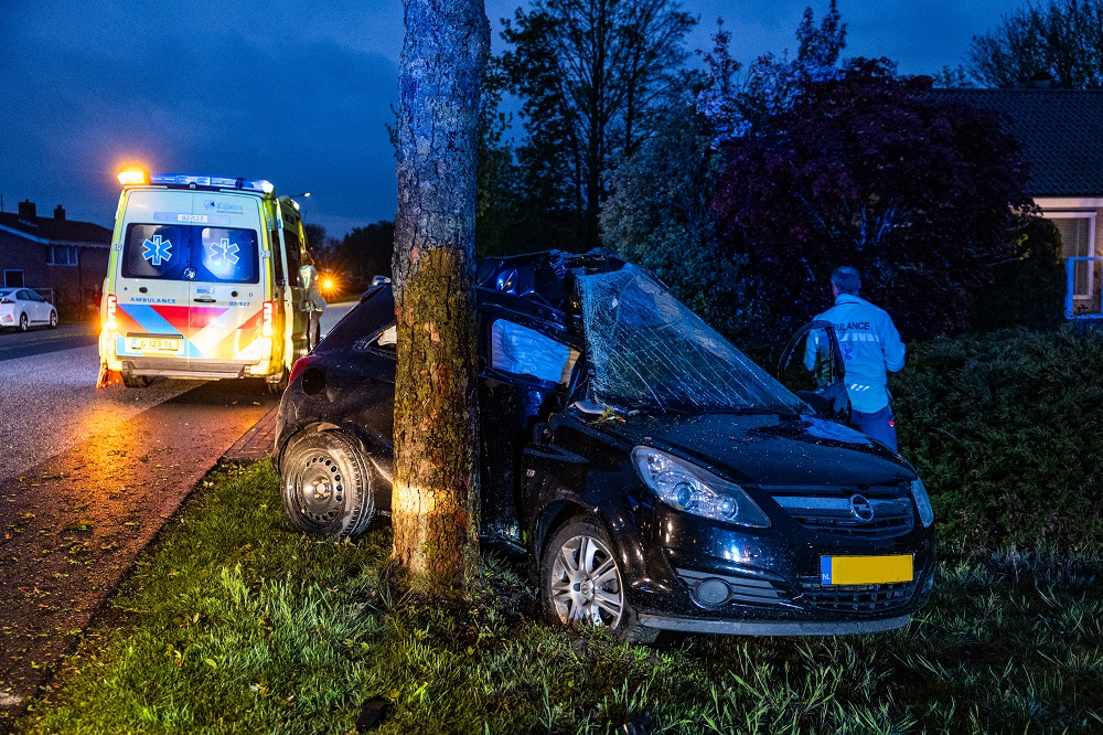Automobilist (32) ernstig gewond na botsing tegen boom