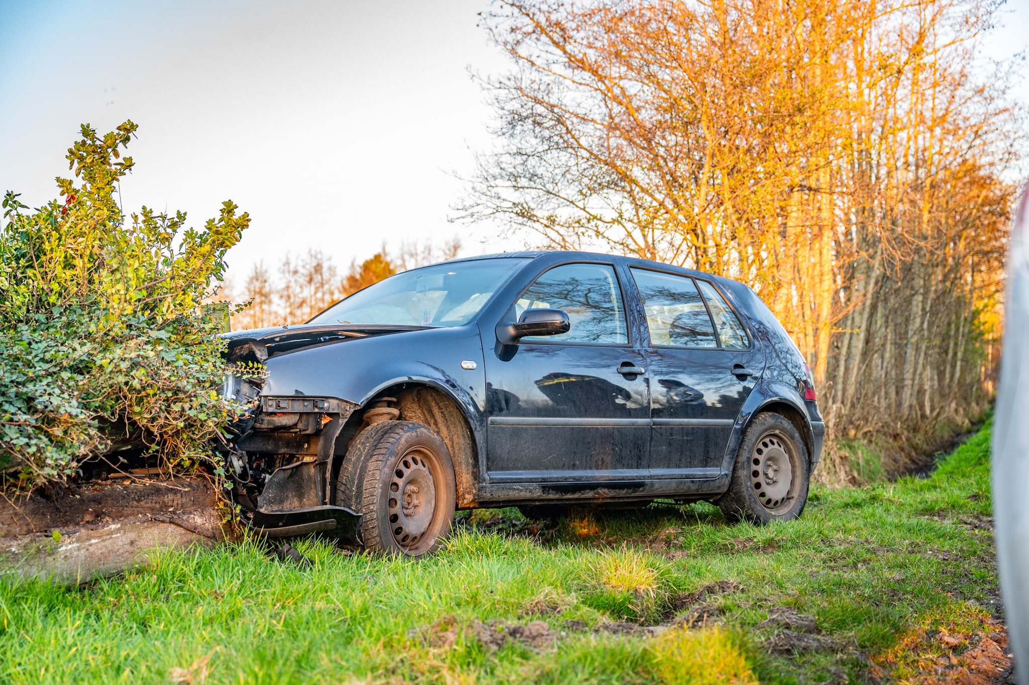 Auto vliegt van weg af en belandt in voortuin van woning