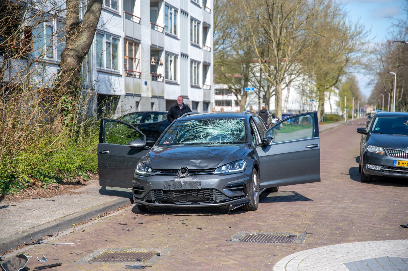 Scooter en auto botsen hard: beide bestuurders hadden geen rijbewijs