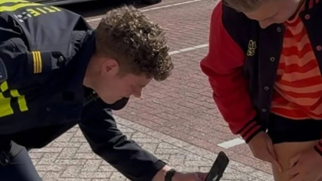 Presentator Dennis Schouten opgewacht en beschoten met een paintballgeweer