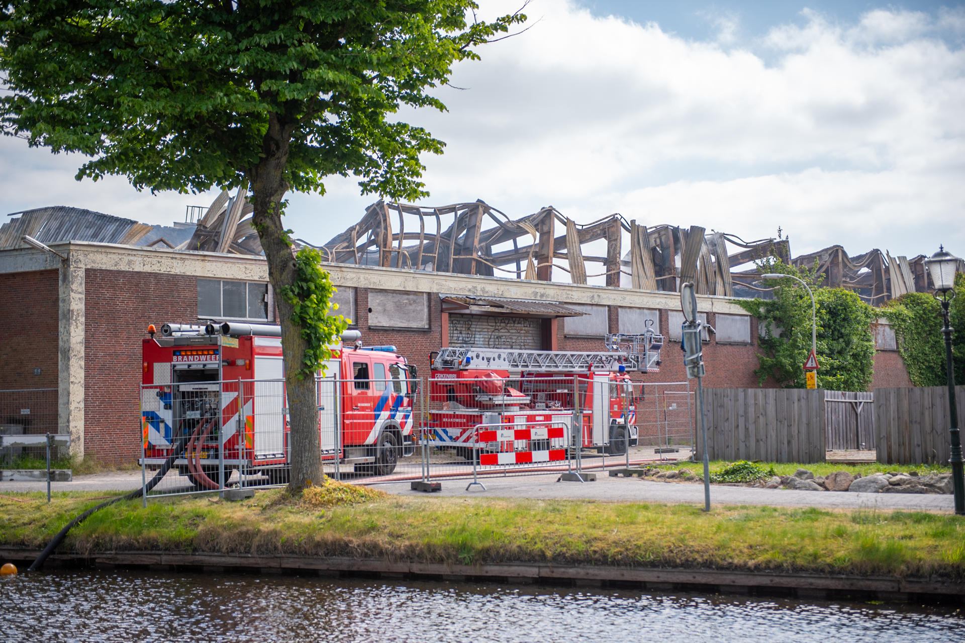 Omwonenden geadviseerd woning te verlaten bij nablussen grote brand
