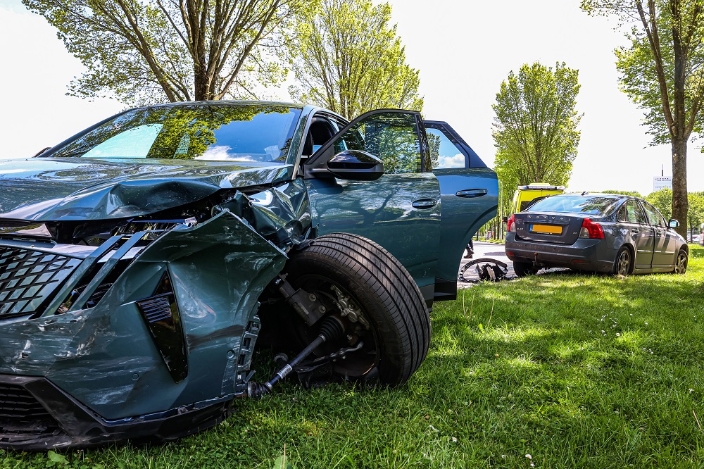 Wiel breekt af bij ongeval, bestuurder gewond