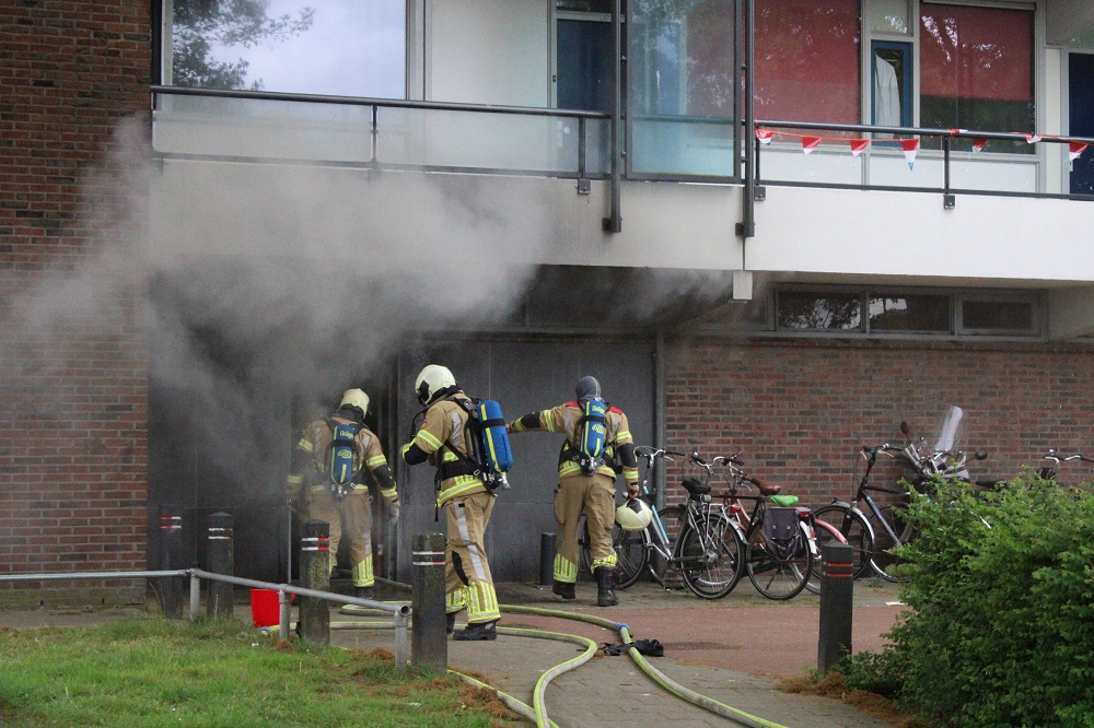 Felle brand in kelderboxen onder flat