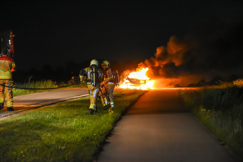 Auto vliegt in brand tijdens het rijden