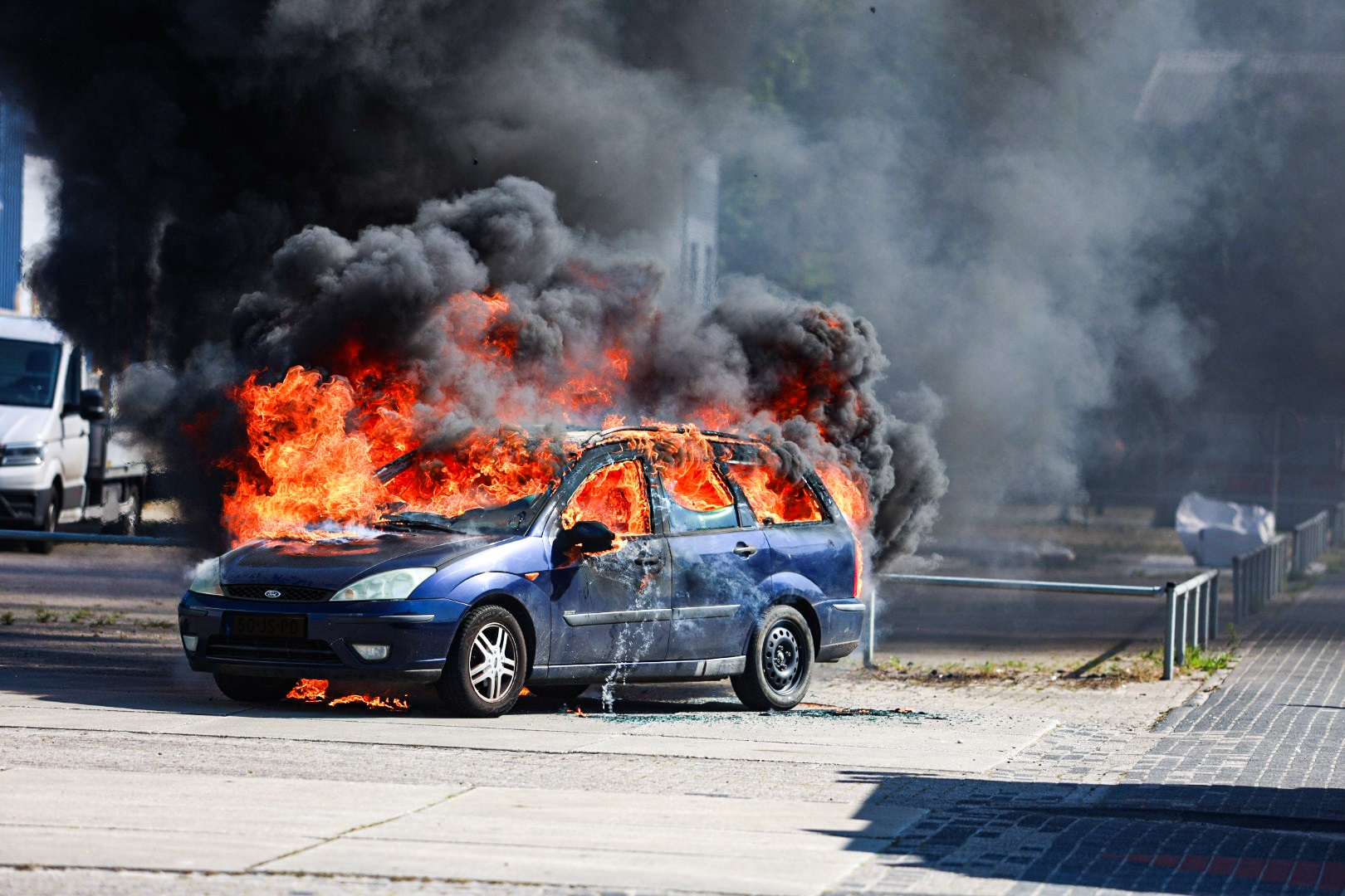 Auto vliegt in brand, bestuurder met schrik vrij