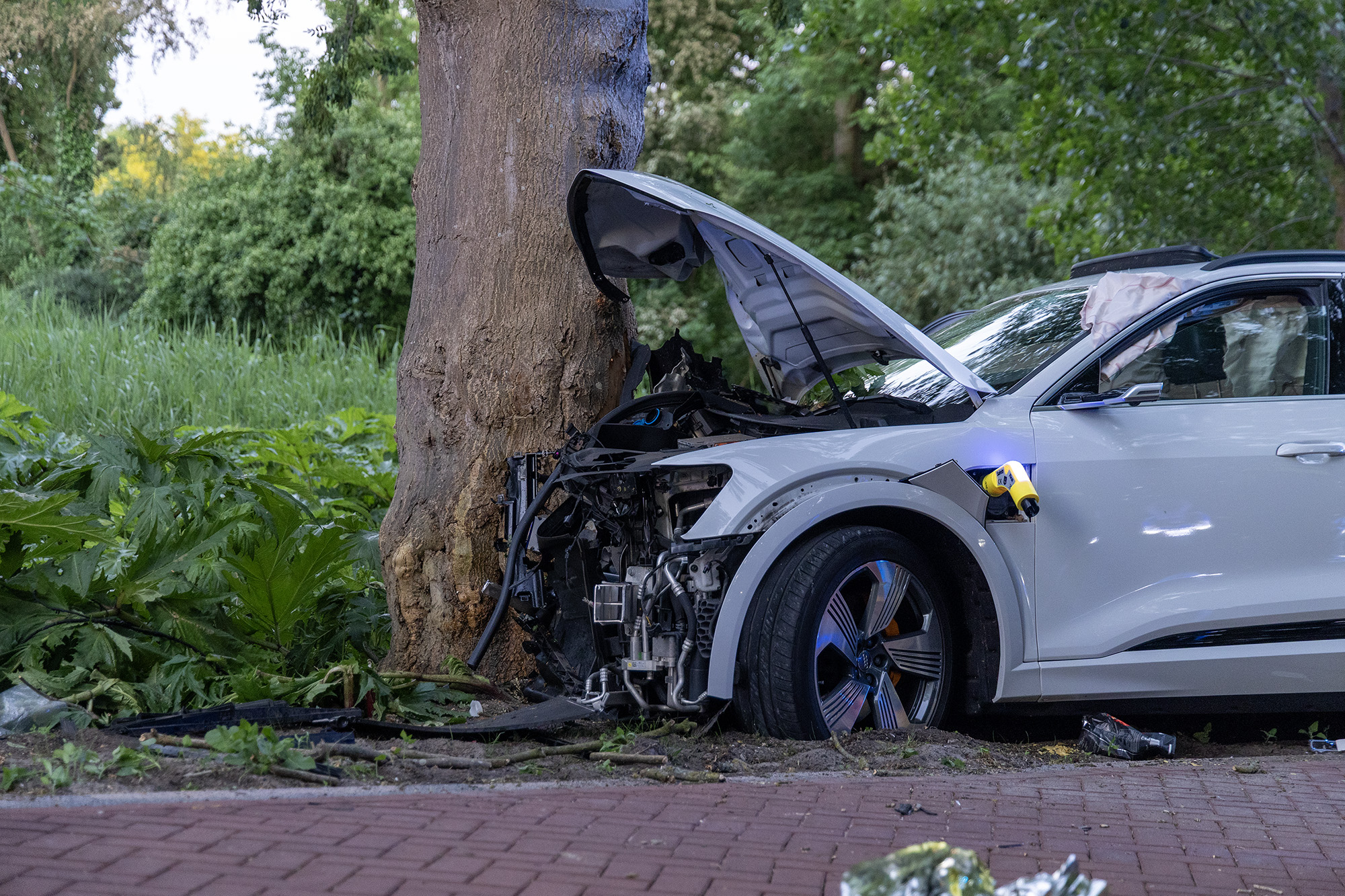 Twee gewonden bij auto tegen boom Joris van den Berghweg Amsterdam - 112 Nederland