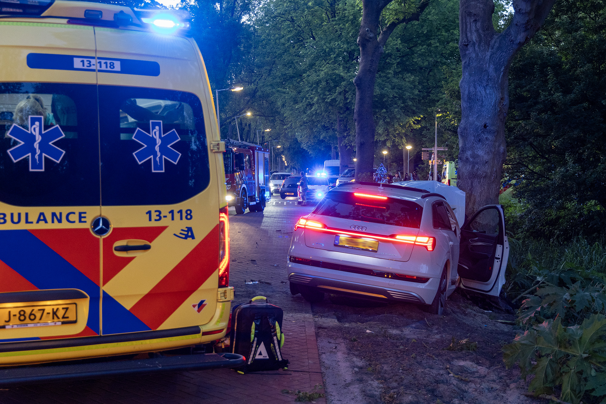 Twee gewonden bij auto tegen boom Joris van den Berghweg Amsterdam - 112 Nederland