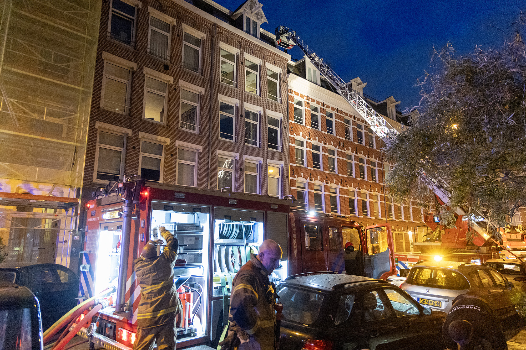 Grote brand op dak aan de Gerard Brandtstraat in Amsterdam - 112 Nederland