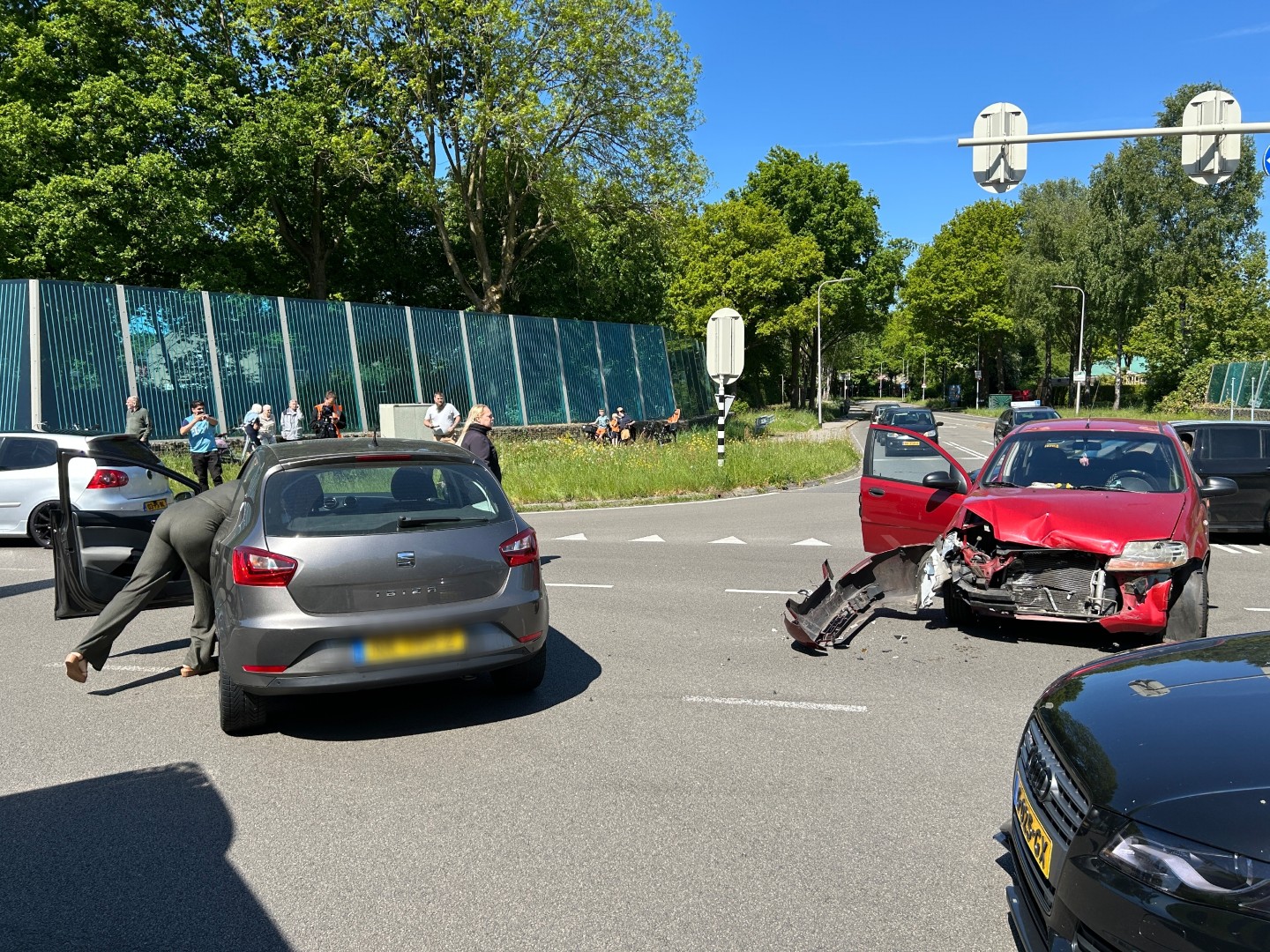 Twee auto’s botsen op elkaar, aanzienlijk veel schade