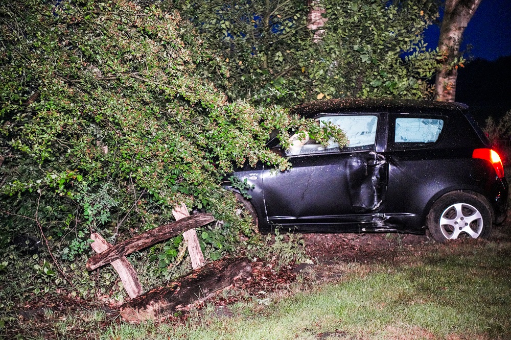 Auto ramt twee bomen, automobiliste gewond