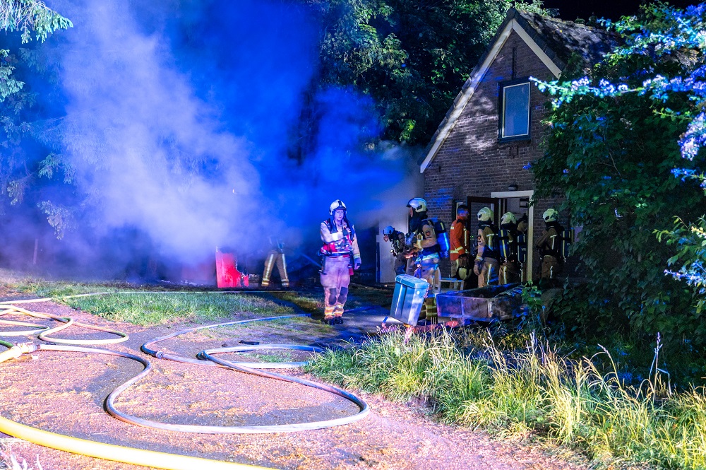 Schuur verwoest door uitslaande brand