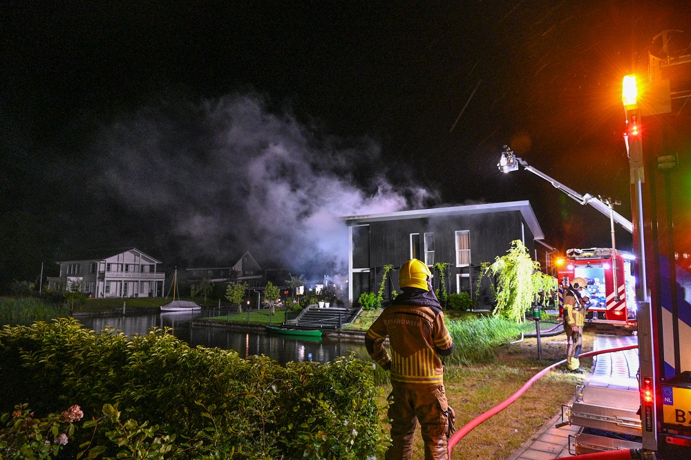 Veel schade door uitslaande woningbrand, kat gered