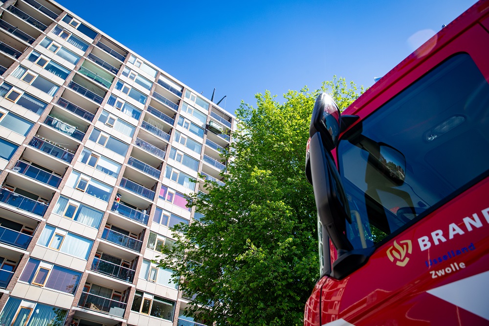 Twee mannen vast in glazenwassersbakje door defecte kabel