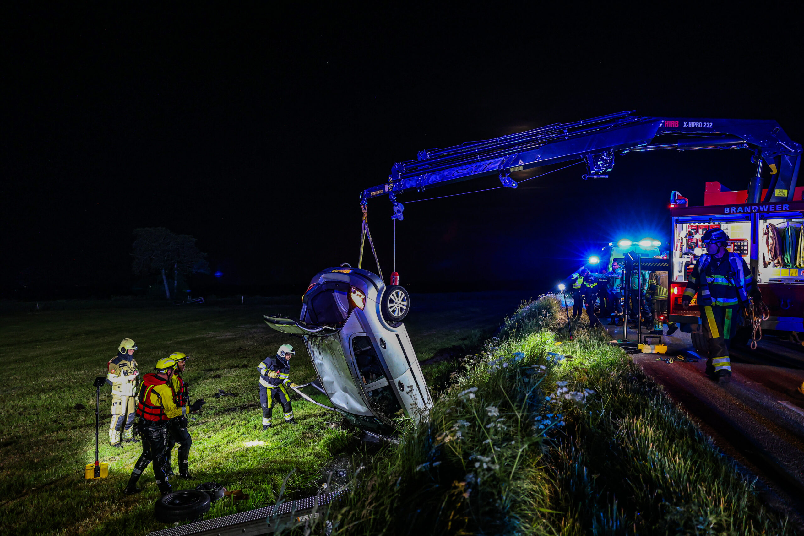 Auto op z’n kop in sloot, grote zoektocht naar bestuurder