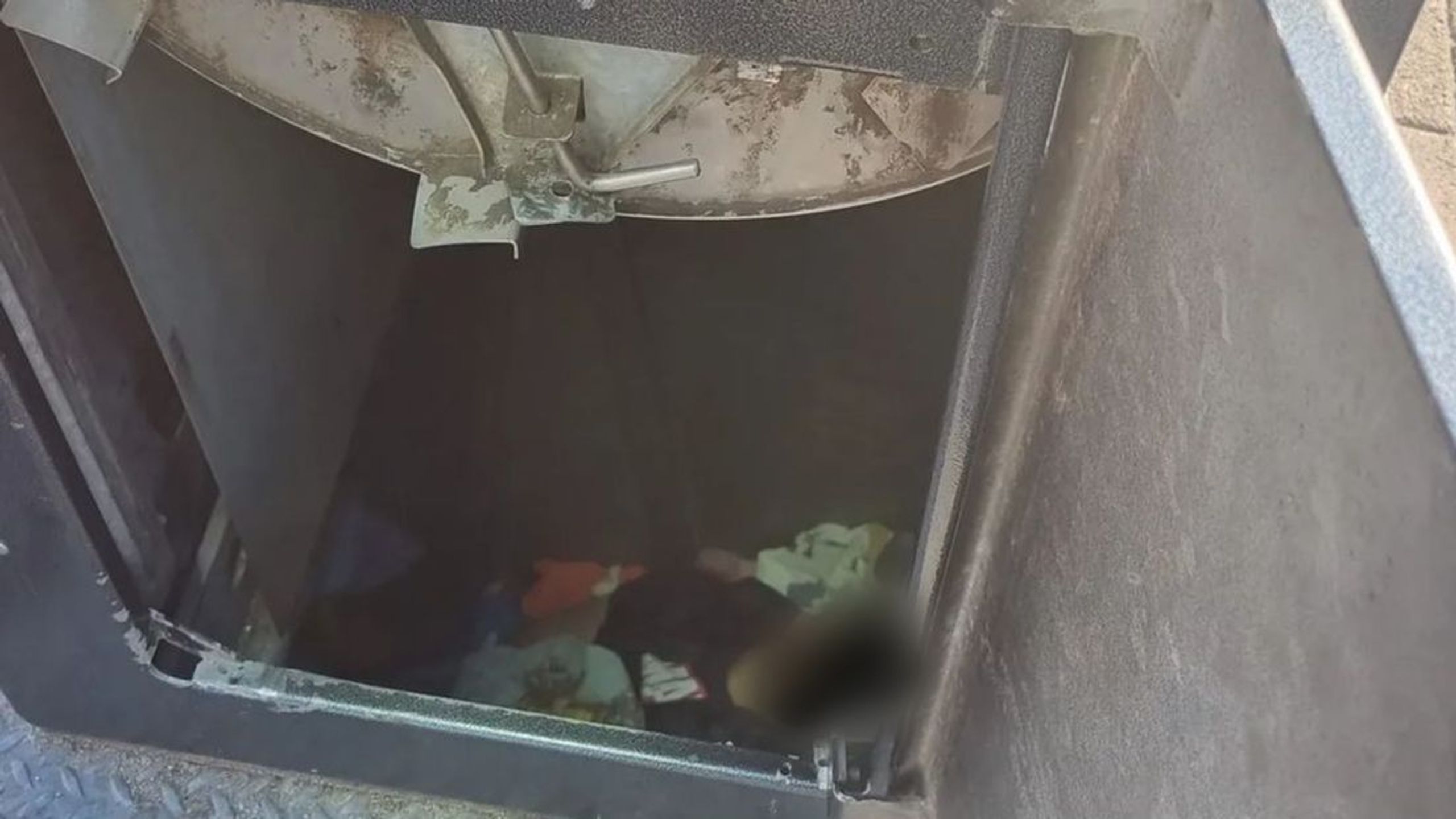 Politie vindt slapende man in kledingcontainer