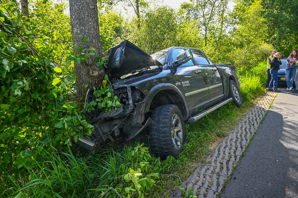 Pick-up tegen boom, bestuurder onder invloed