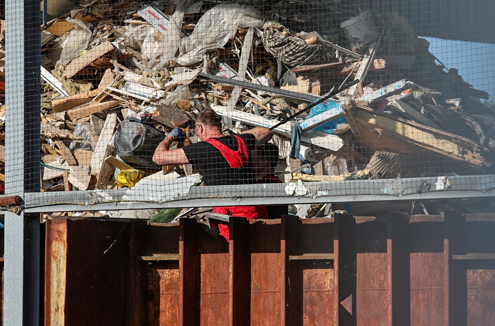Kat zit bekneld bij afvalverwerker, brandweer komt in actie