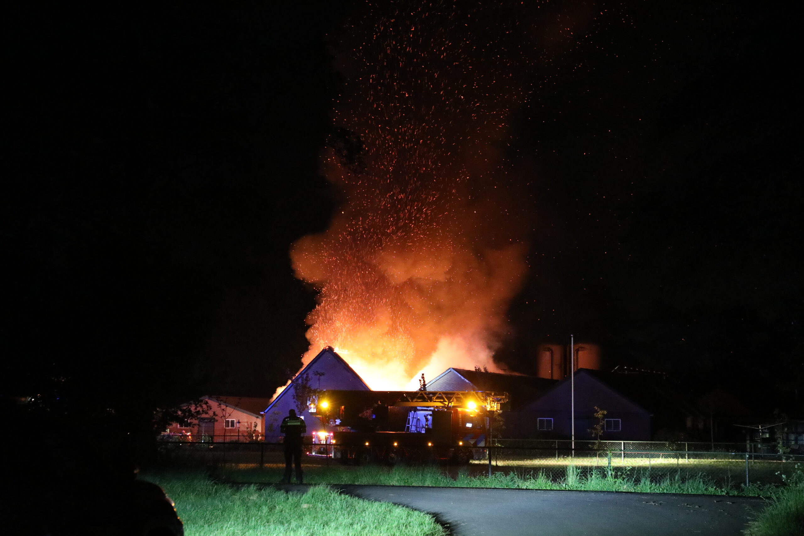 Kalveren gered uit brandende schuur