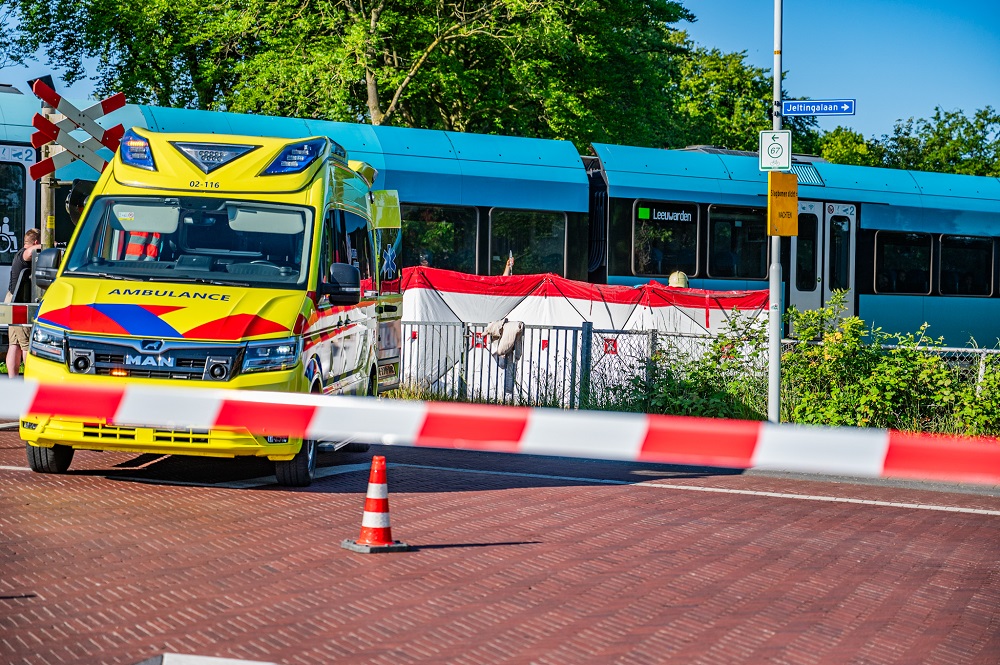 Kind op step aangereden door trein bij spoorwegovergang