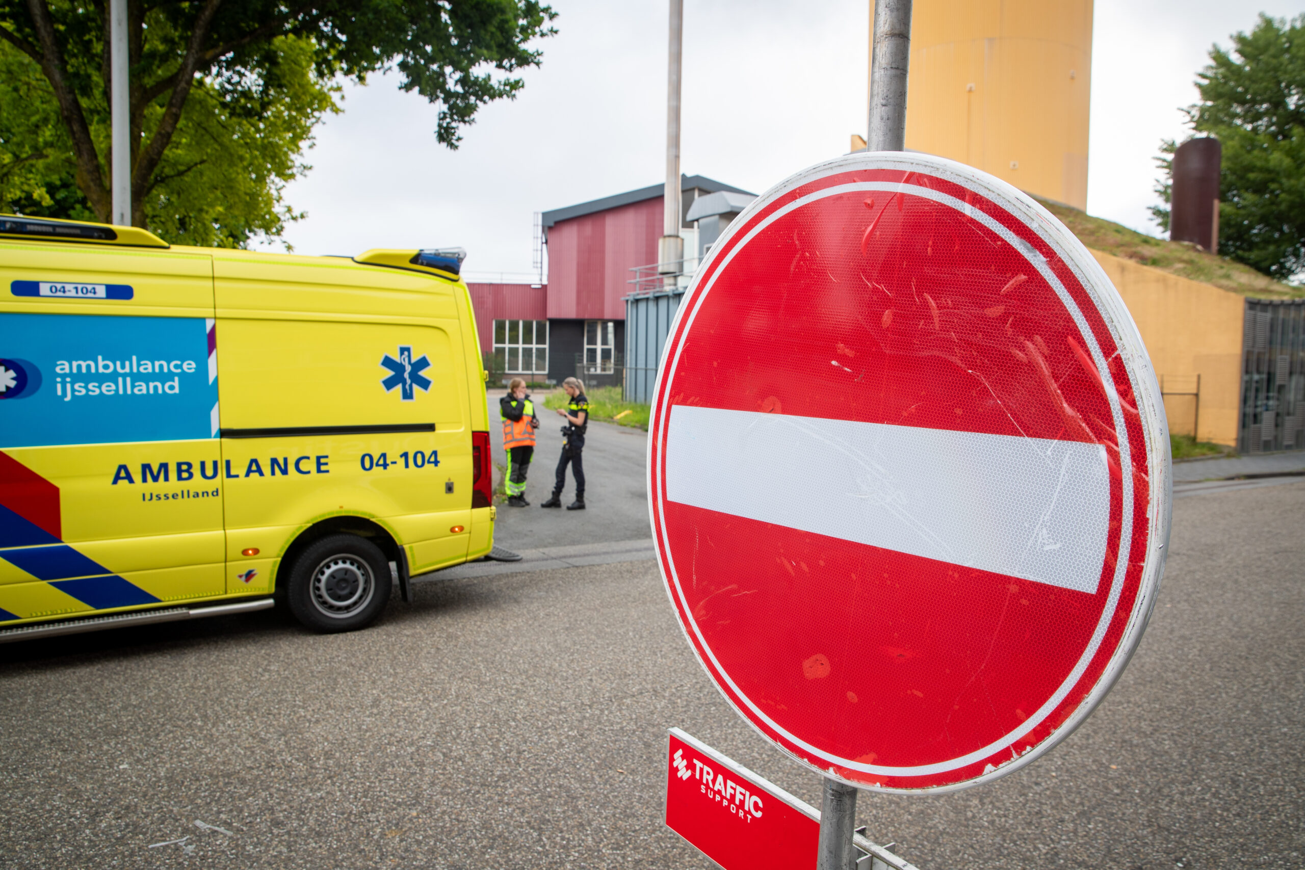 Verkeersregelaar aangereden bij station, automobiliste rijdt door naar garage