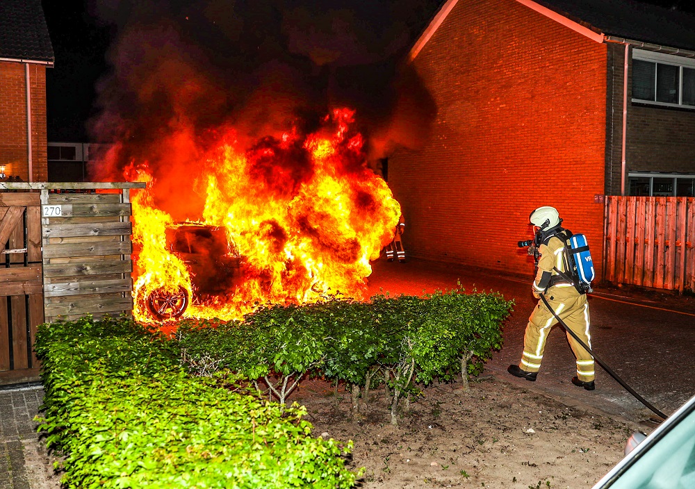 Twee geparkeerde auto’s door brand verwoest