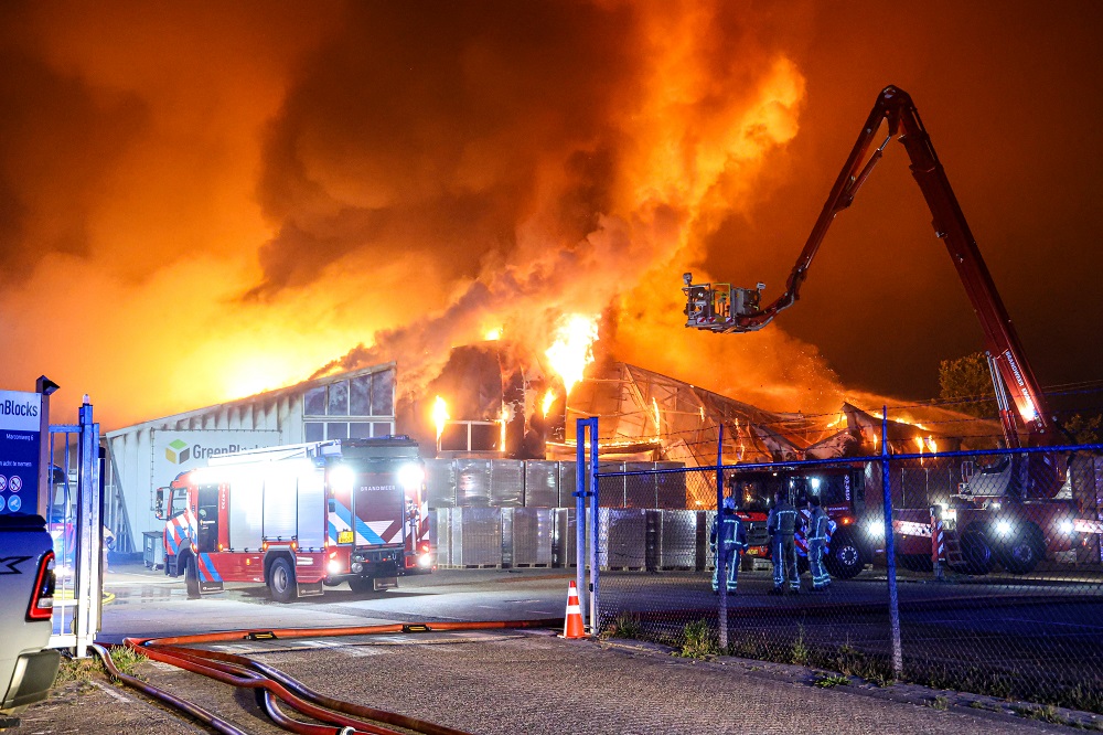 Grote brand in bedrijfsloods, NL-Alert verstuurd