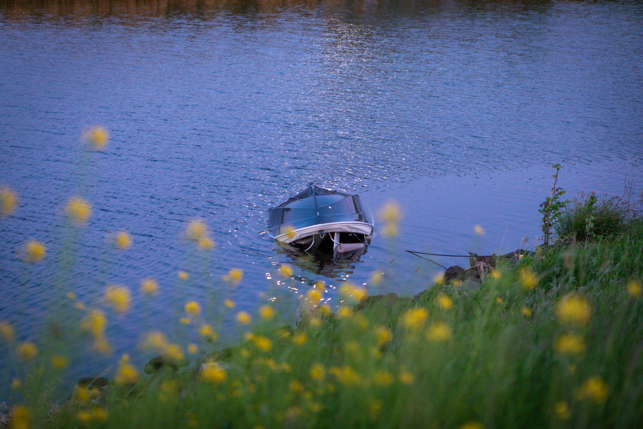 Speedboot slaat om, opvarenden slaan op de vlucht